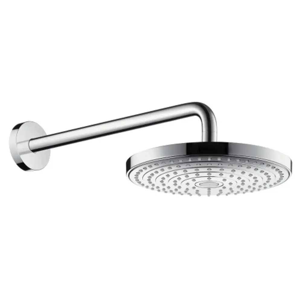 Chromfarbene Kopfbrause von Hansgrohe mit schmalem, gebogenem Brausearm. Die Brause hat eine runde Form und eine Struktur aus Düse für die Wasserverteilung.